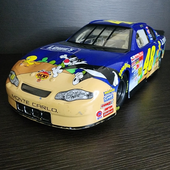 2002 Jimmie Johnson #48 Lowe's Looney Tunes Rematch Monte Carlo - Picture 1 of 9
